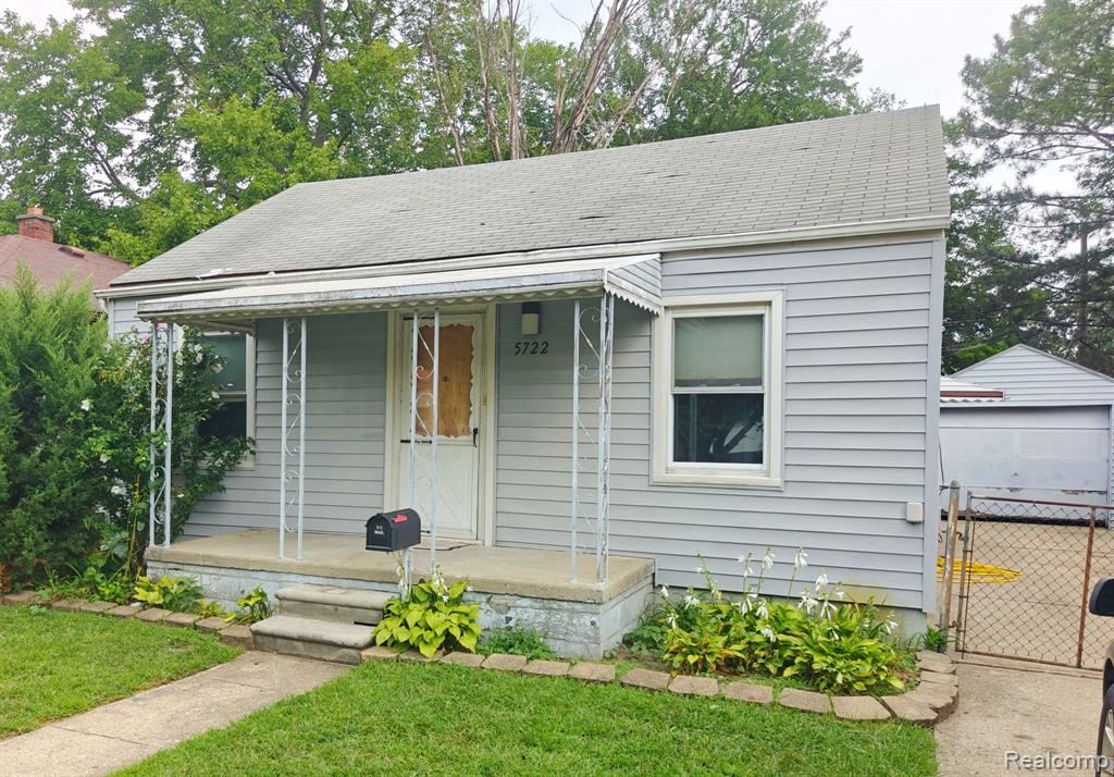 5722 N Silvery Lane Property Photo 1