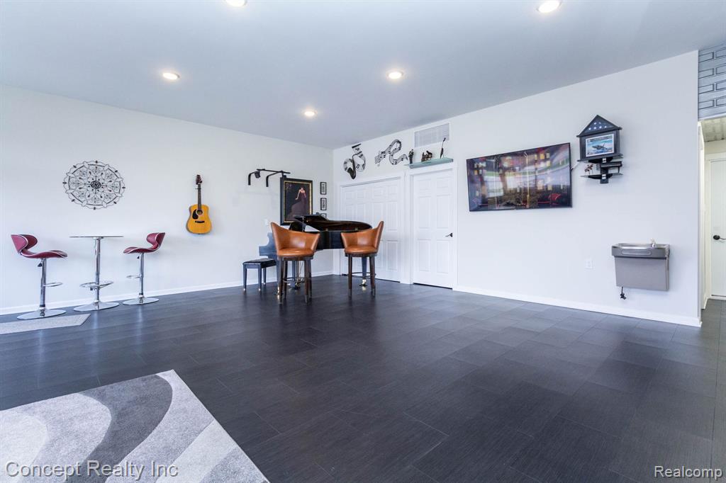2935 W Jefferson Avenue Property Photo 9