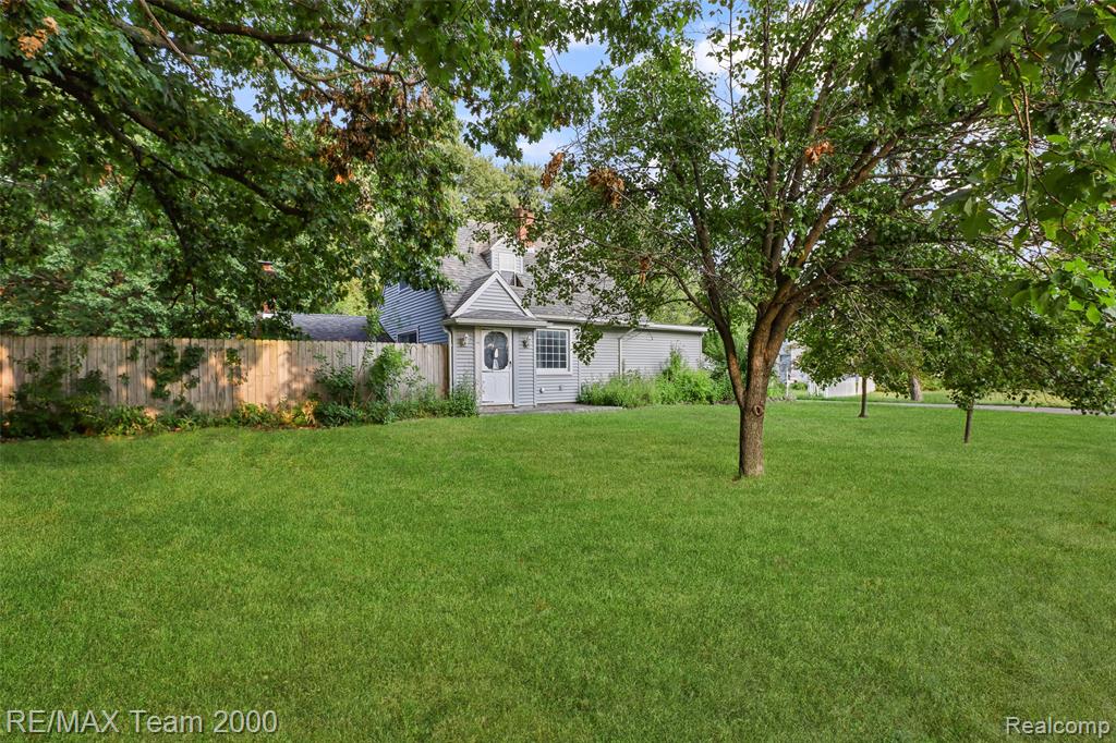 12930 Beech Daly Road Property Photo 2