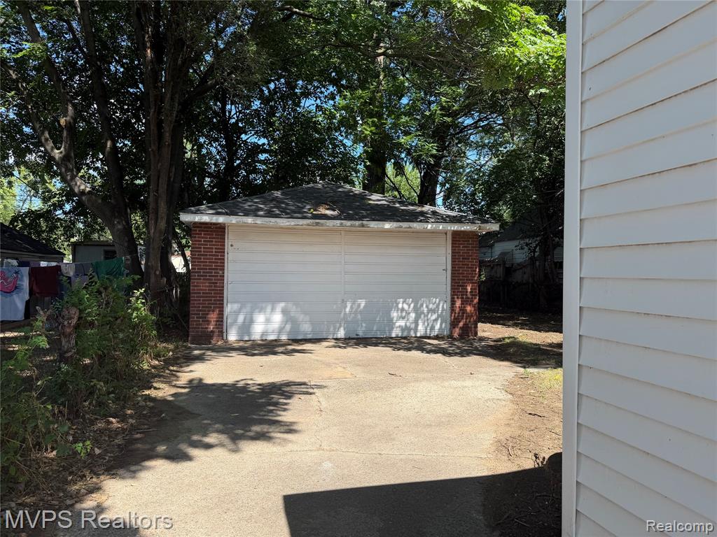 1967 Garrick Avenue Property Photo 3