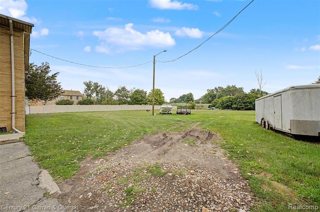 29425 W Jefferson Avenue Property Photo 4
