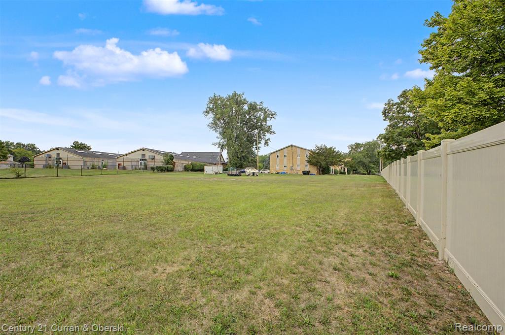 29425 W Jefferson Avenue Property Photo 5