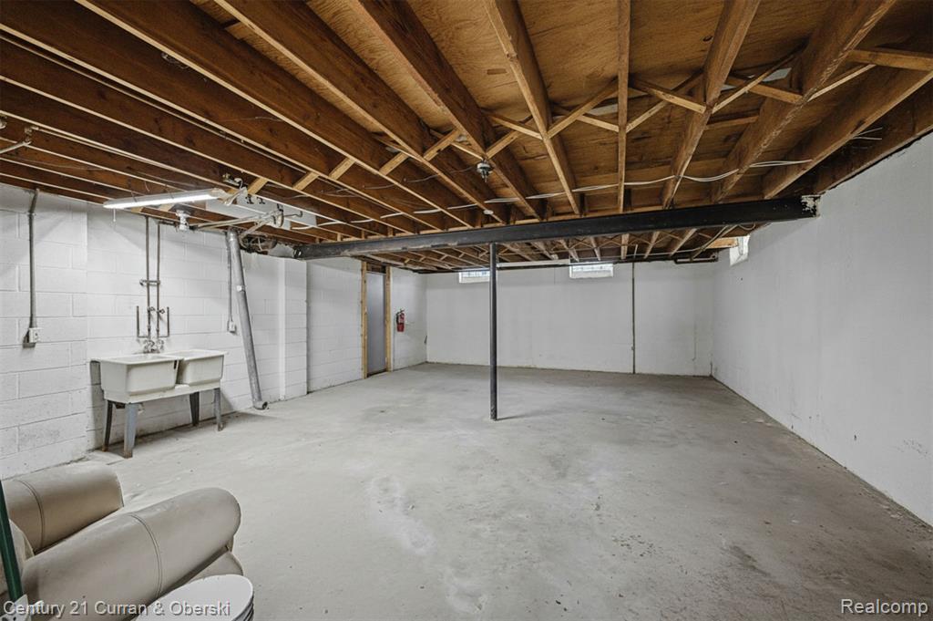 29425 W Jefferson Avenue Property Photo 6
