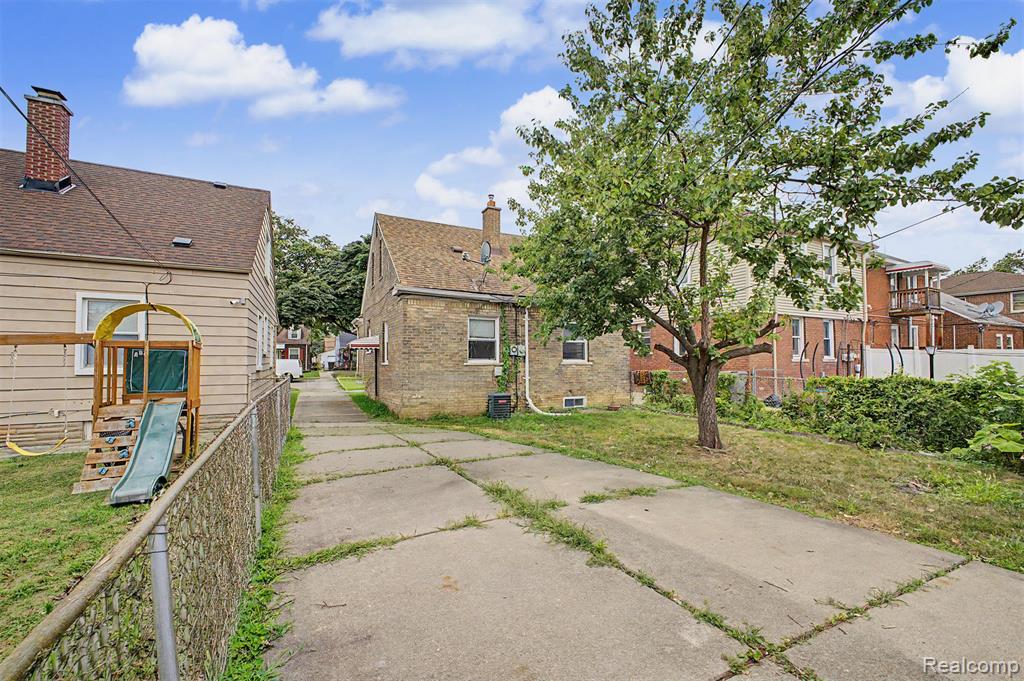 7320 Orchard Avenue Property Photo 4