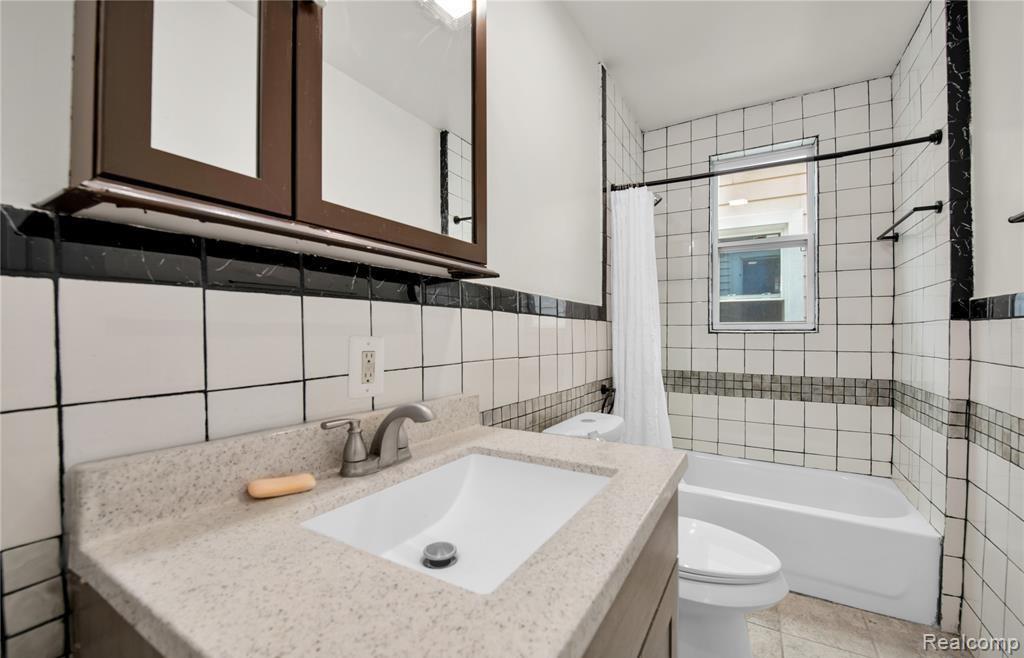 3851 Fredro Street Property Photo 8