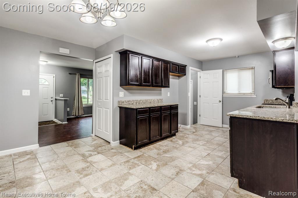 2448 Oakcrest Road Property Photo 5