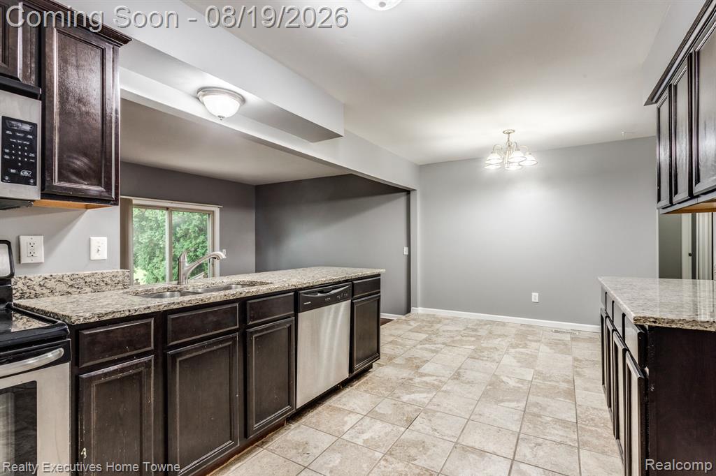 2448 Oakcrest Road Property Photo 8