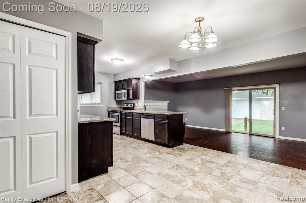 2448 Oakcrest Road Property Photo 9