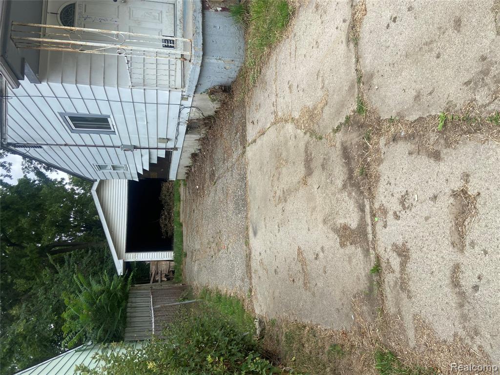 2465 Court St Property Photo 2