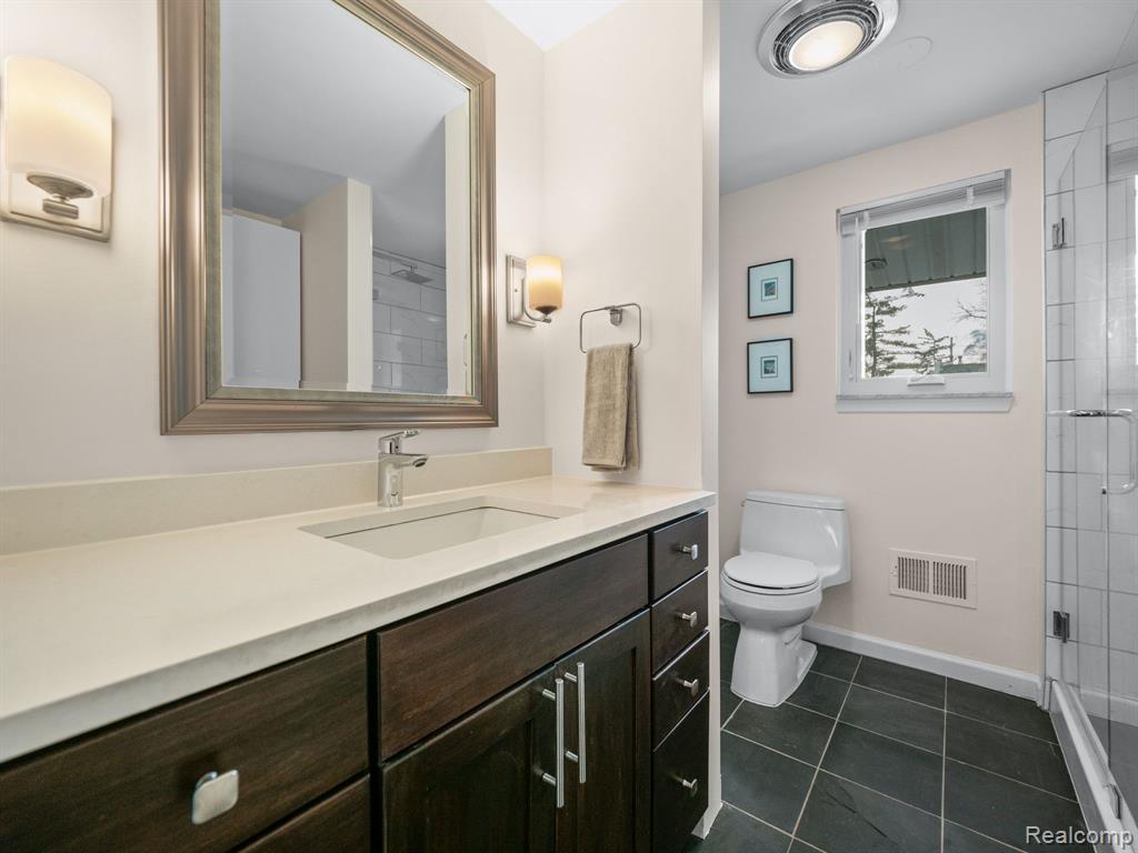 177 E Long Lake Road Property Photo 11