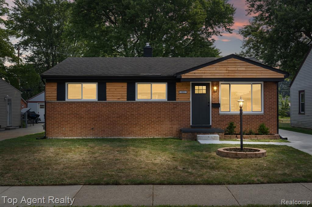 28012 Gladstone Street Property Photo 2