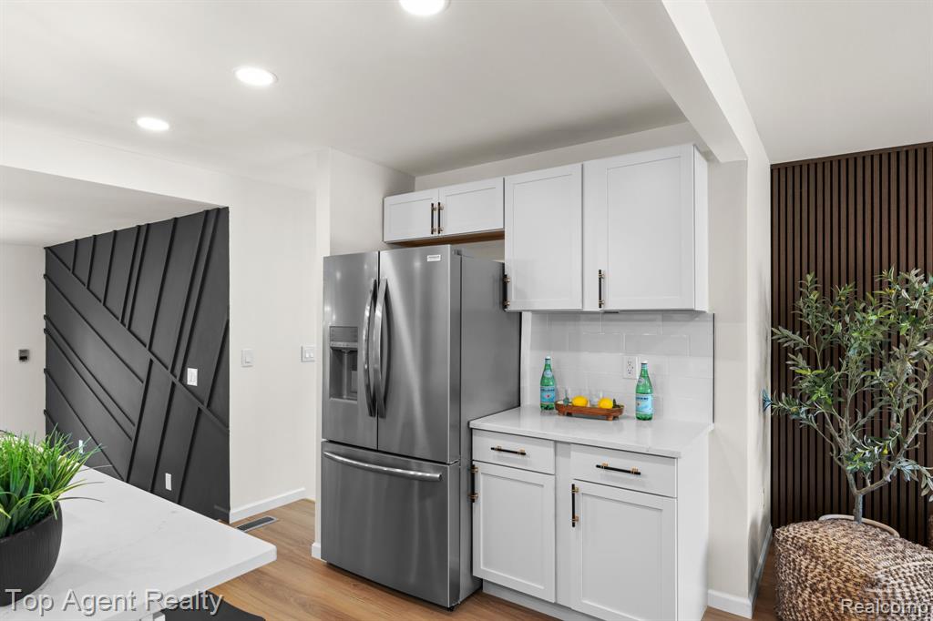 28012 Gladstone Street Property Photo 8