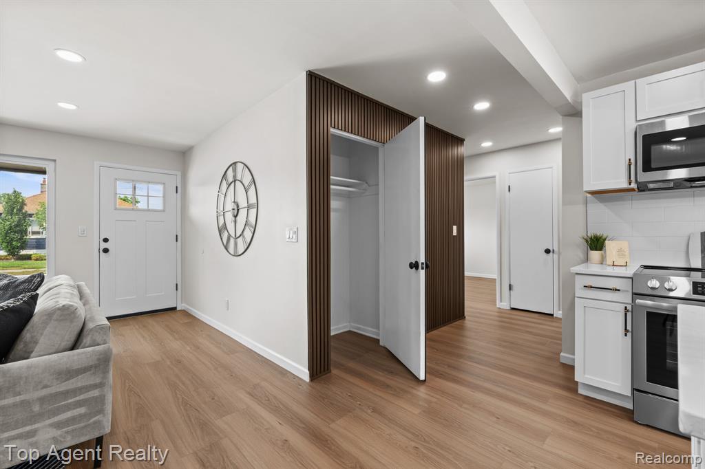 28012 Gladstone Street Property Photo 10