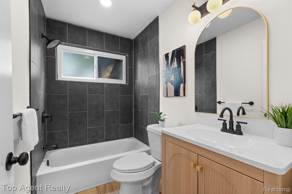 28012 Gladstone Street Property Photo 18