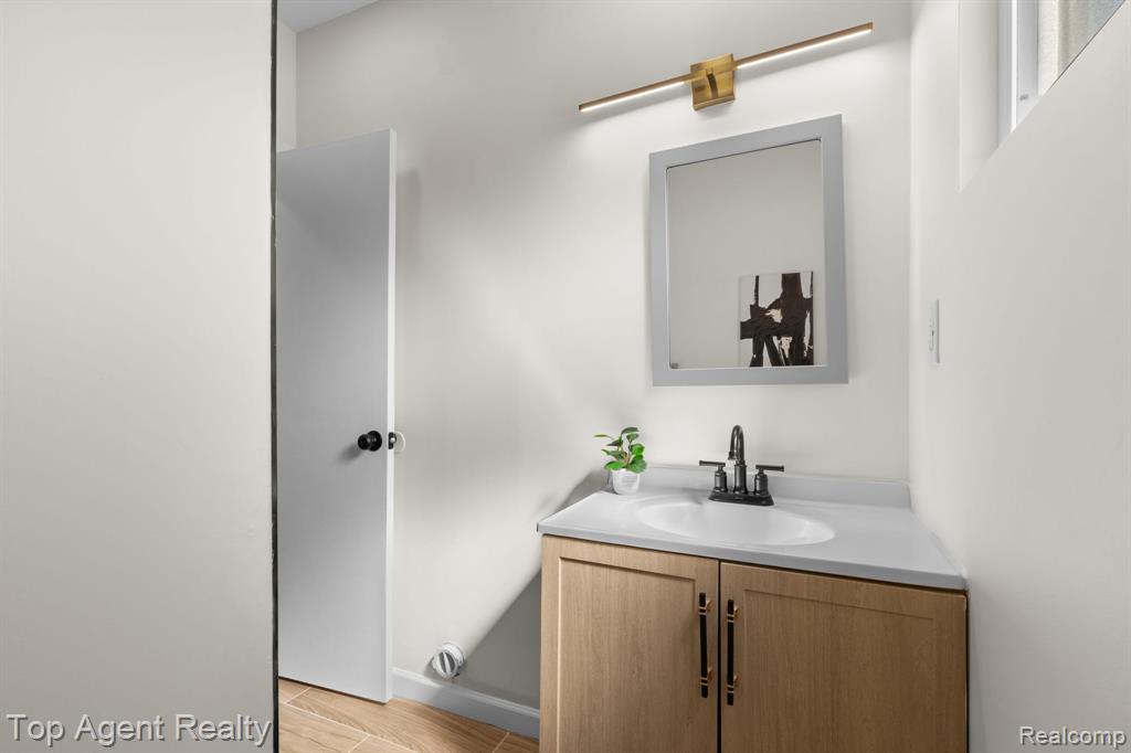 28012 Gladstone Street Property Photo 21