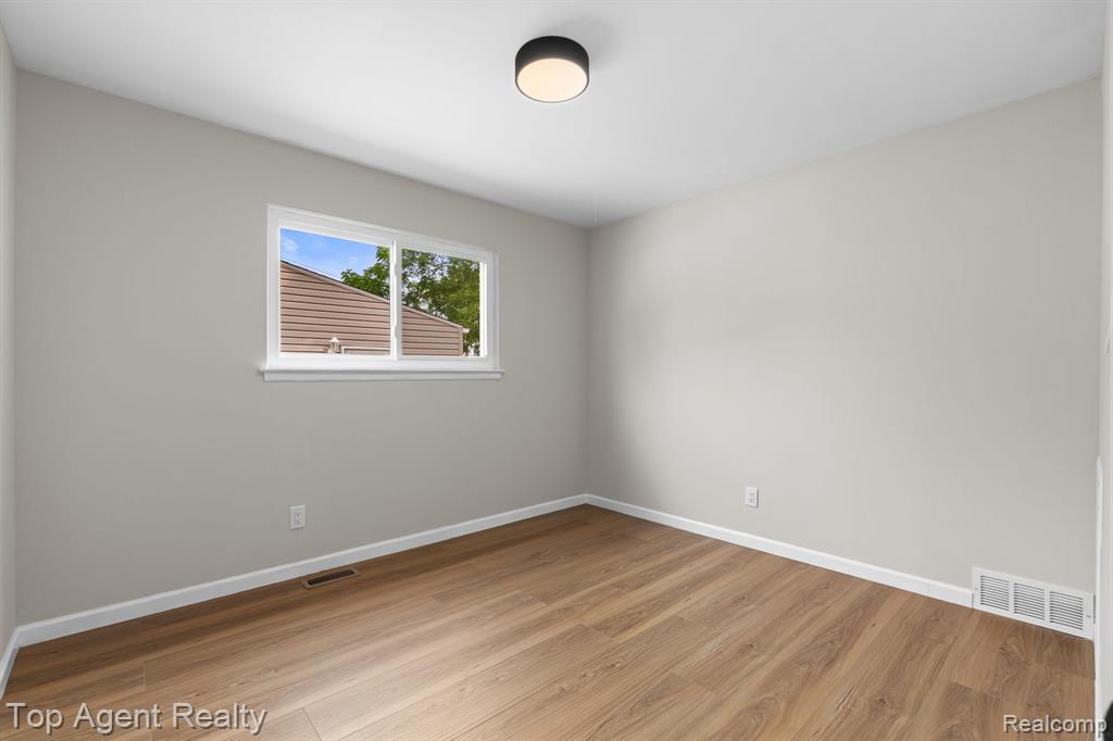 28012 Gladstone Street Property Photo 23