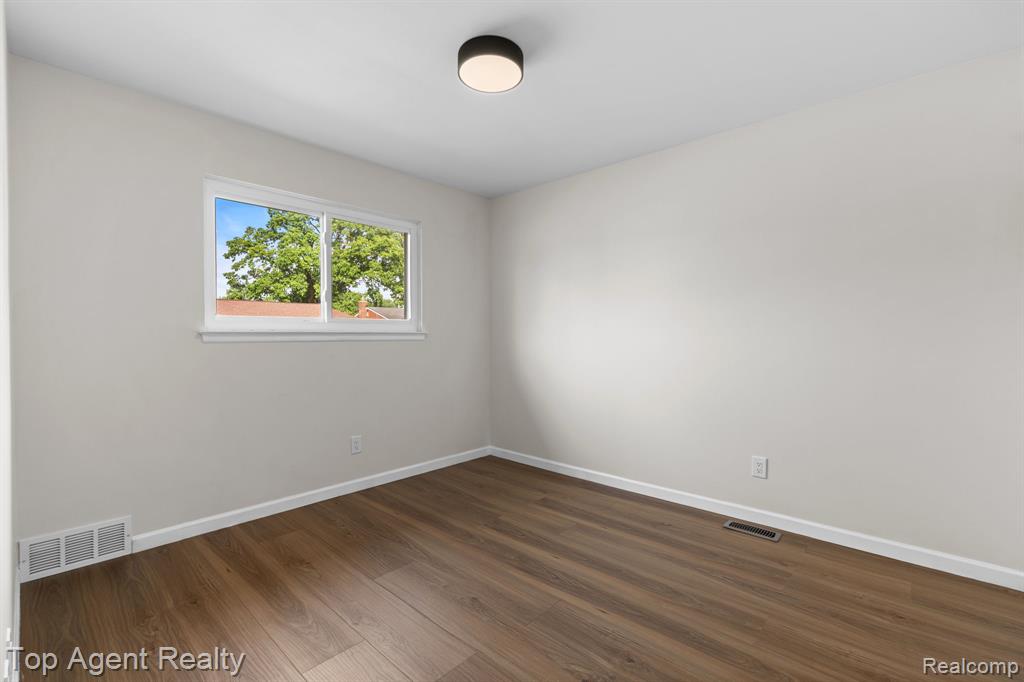 28012 Gladstone Street Property Photo 24