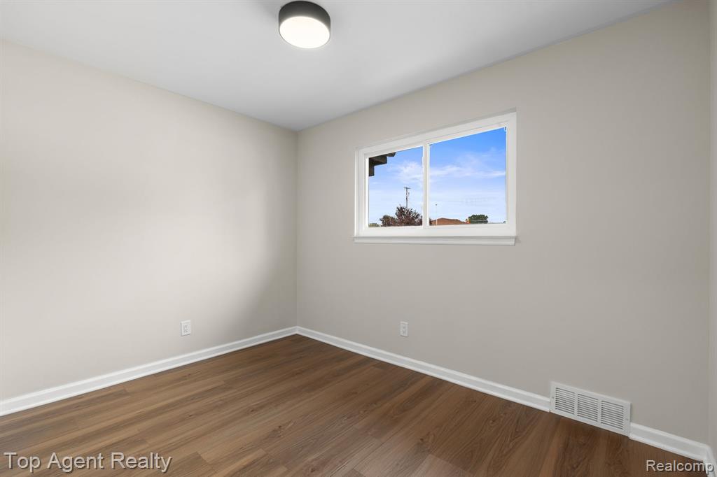 28012 Gladstone Street Property Photo 26