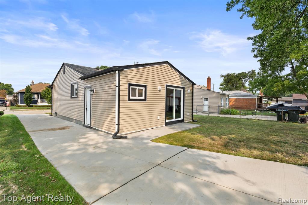 28012 Gladstone Street Property Photo 33