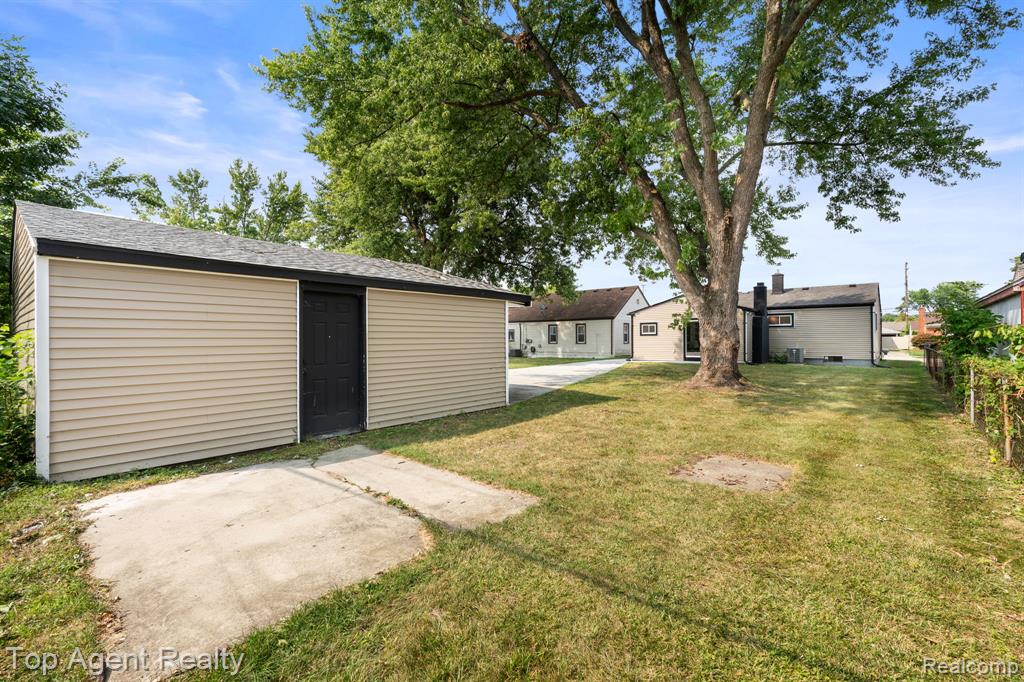 28012 Gladstone Street Property Photo 35