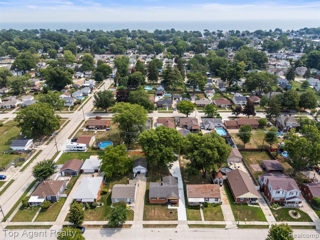 28012 Gladstone Street Property Photo 41