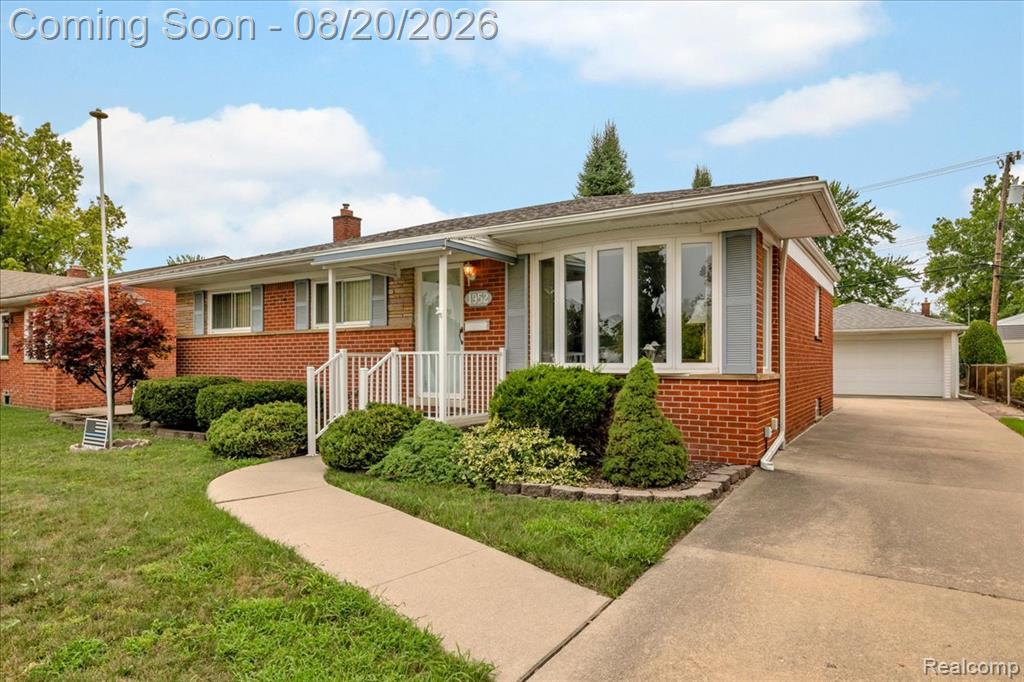 1952 Lakeview Street Property Photo 1