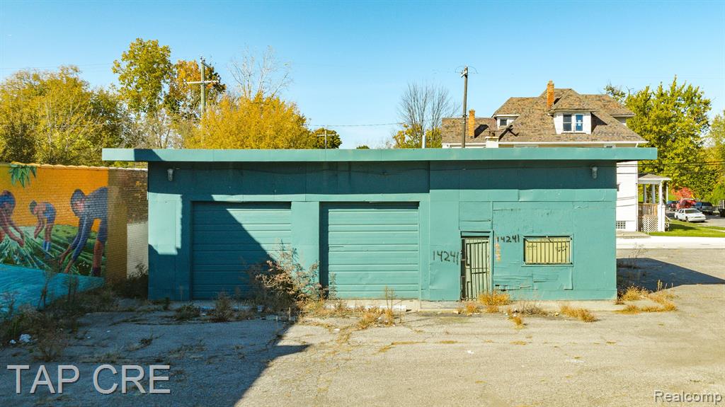 14241 E Jefferson Avenue Property Photo 8