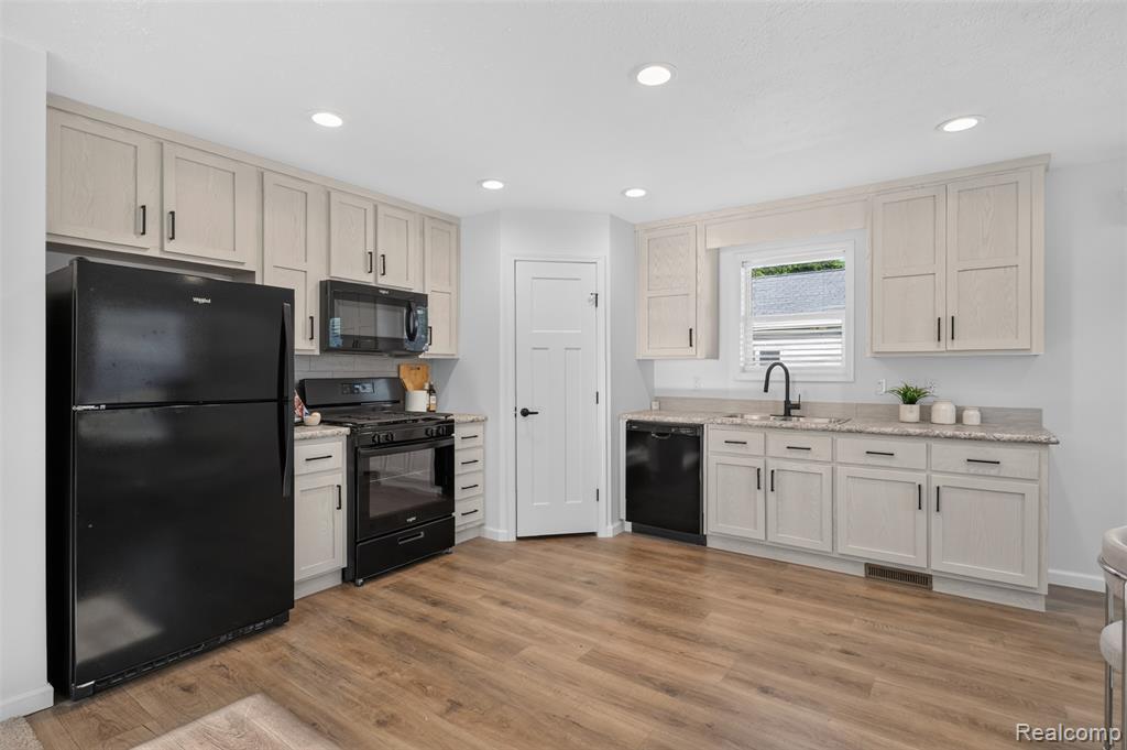 11076 Maxwell Avenue Property Photo 16