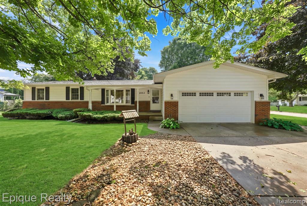 2083 Holly Tree Drive Property Photo 1
