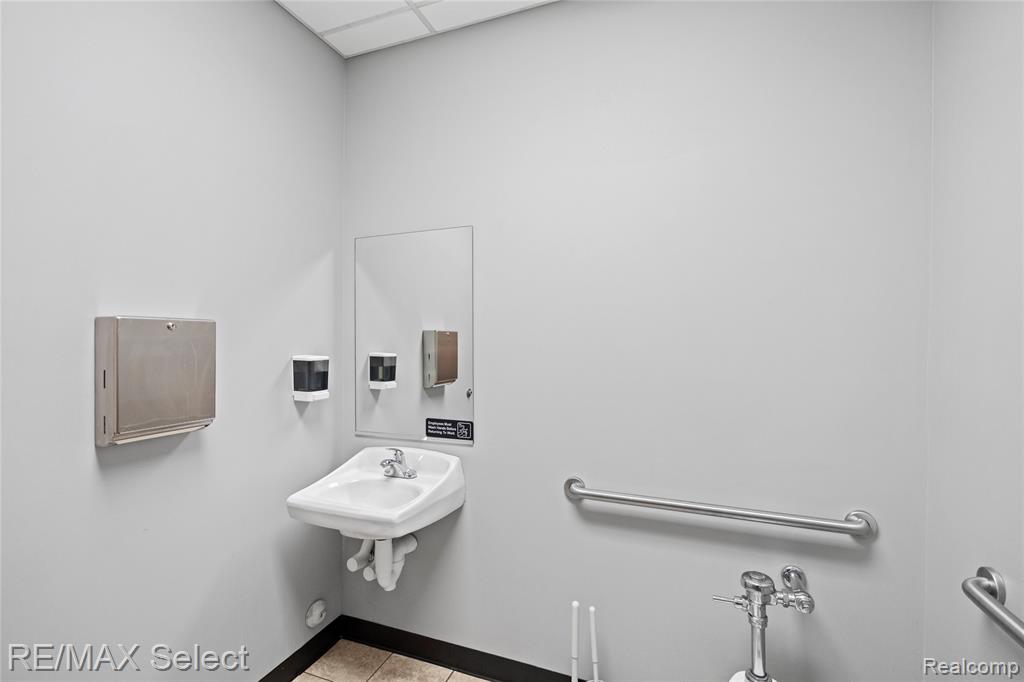 2305 S Center Road Property Photo 23
