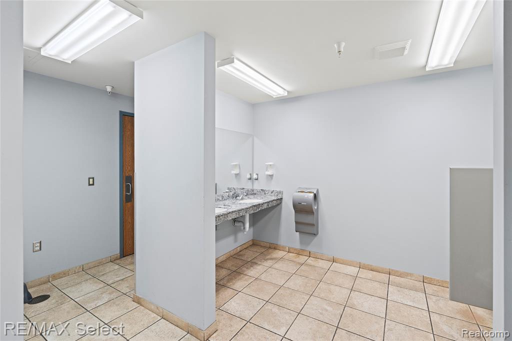 2305 S Center Road Property Photo 61