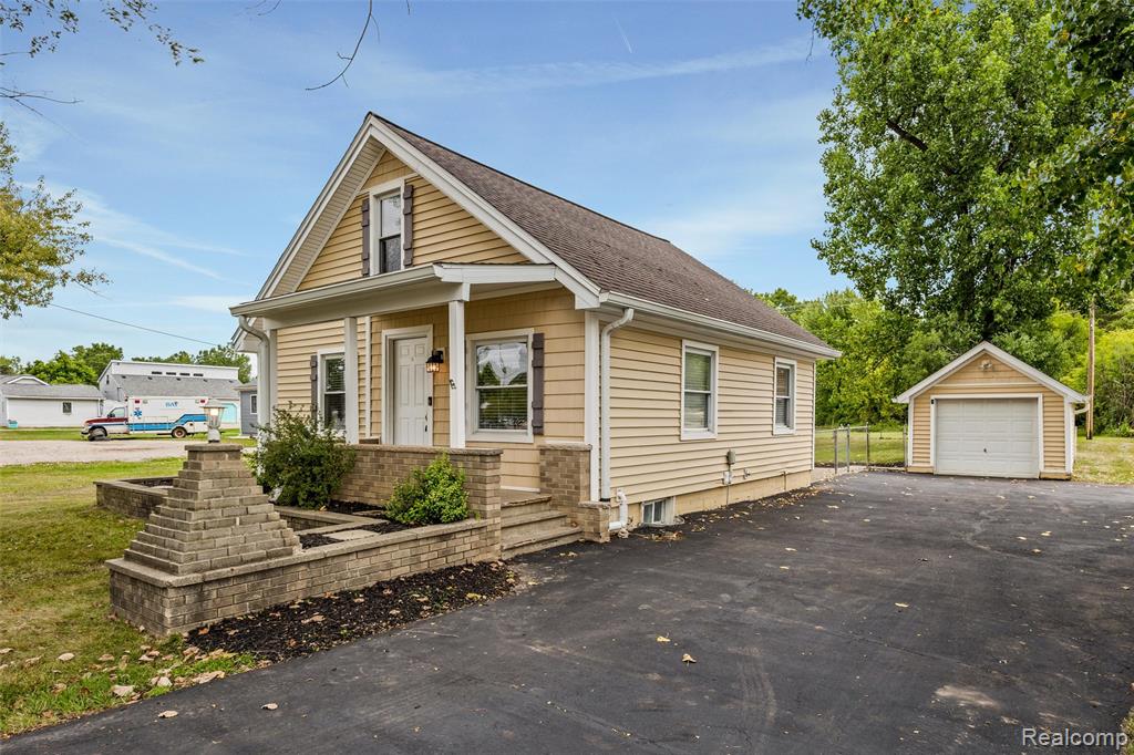 4465 S Center Road Property Photo 3