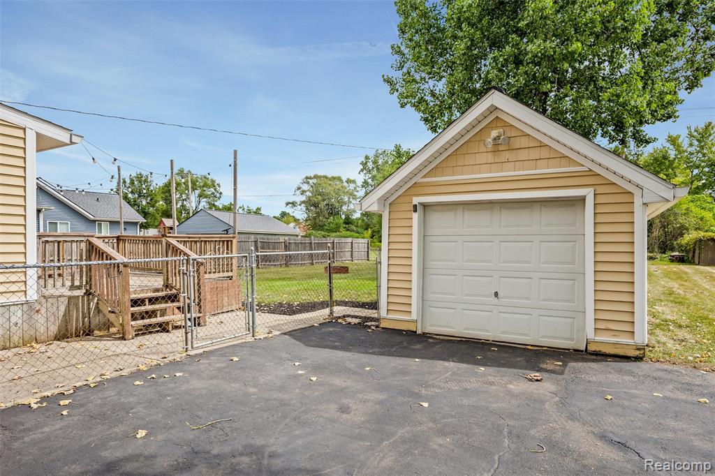 4465 S Center Road Property Photo 4
