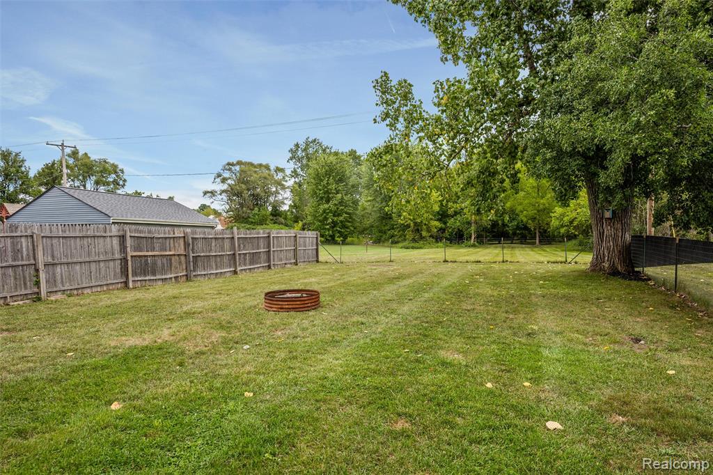 4465 S Center Road Property Photo 8