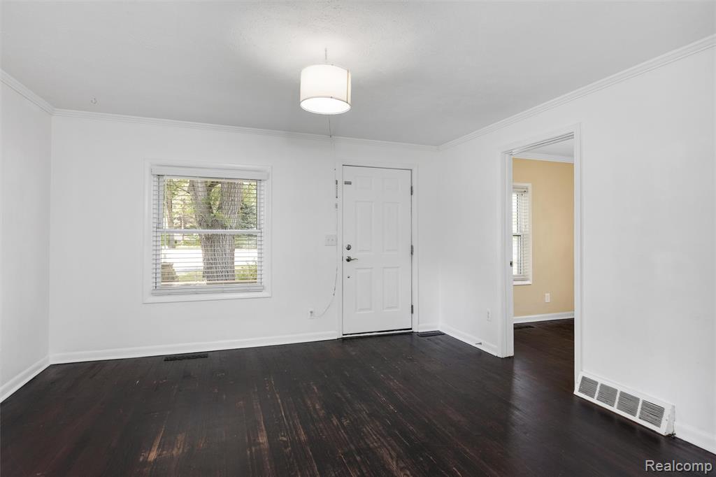 4465 S Center Road Property Photo 10