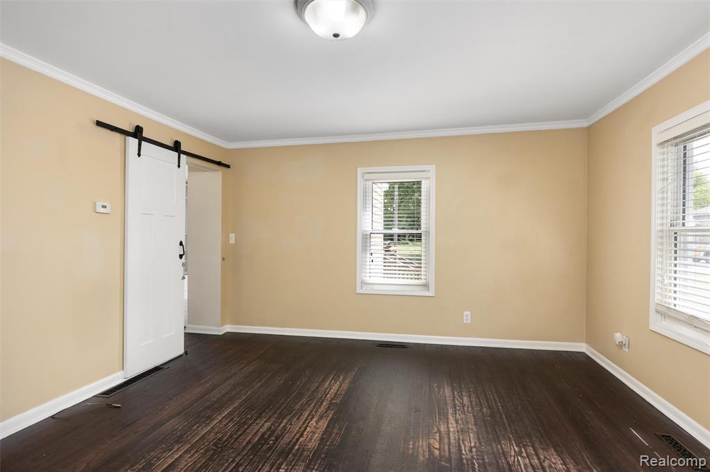 4465 S Center Road Property Photo 11