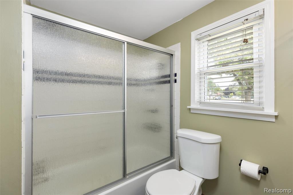 4465 S Center Road Property Photo 17