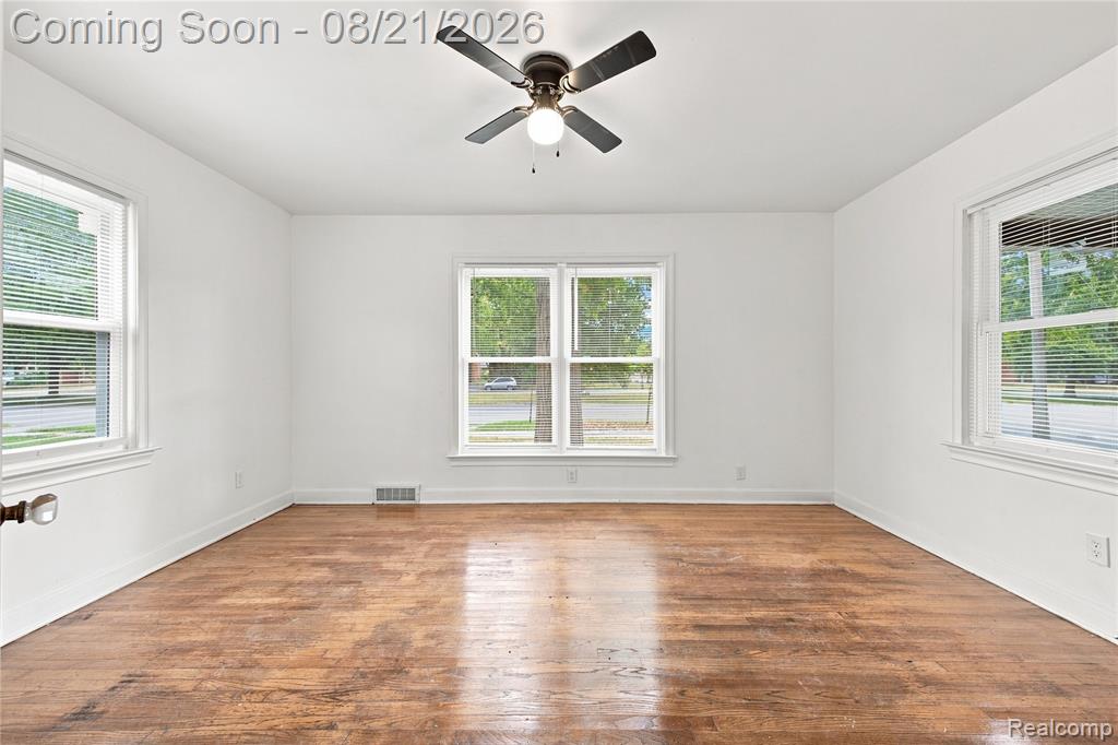 12540 E Outer Drive Property Photo 9
