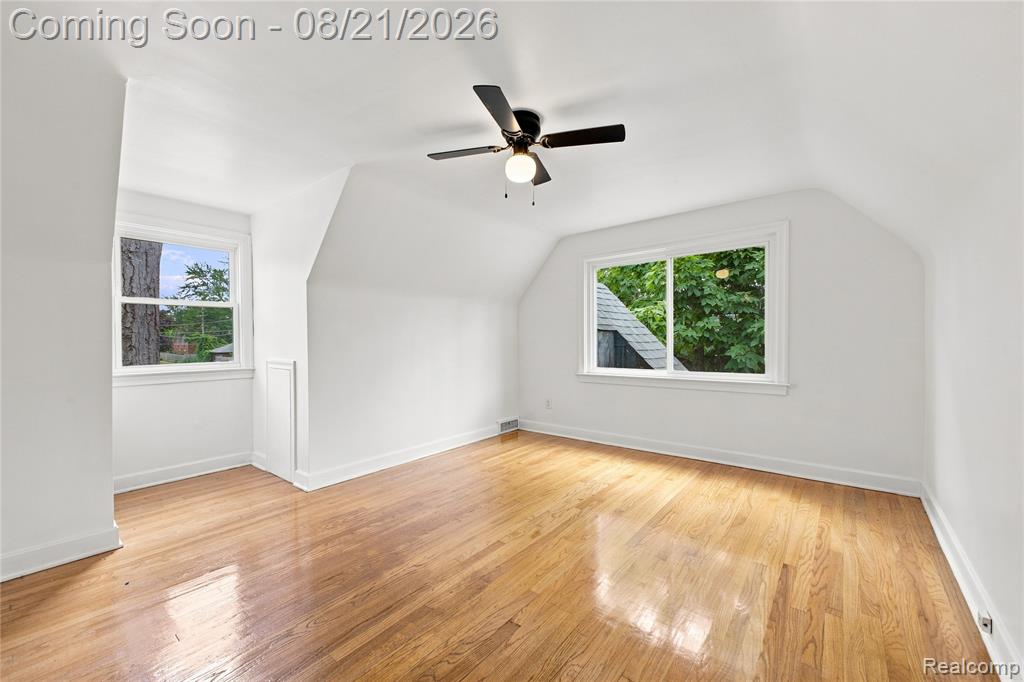 12540 E Outer Drive Property Photo 11