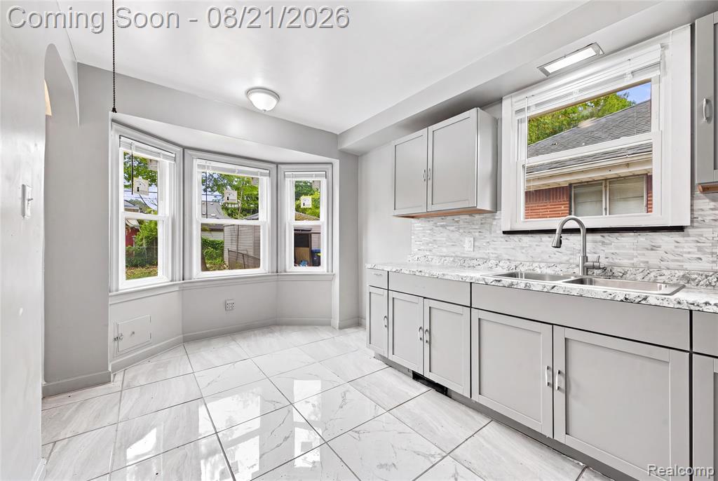 12540 E Outer Drive Property Photo 12