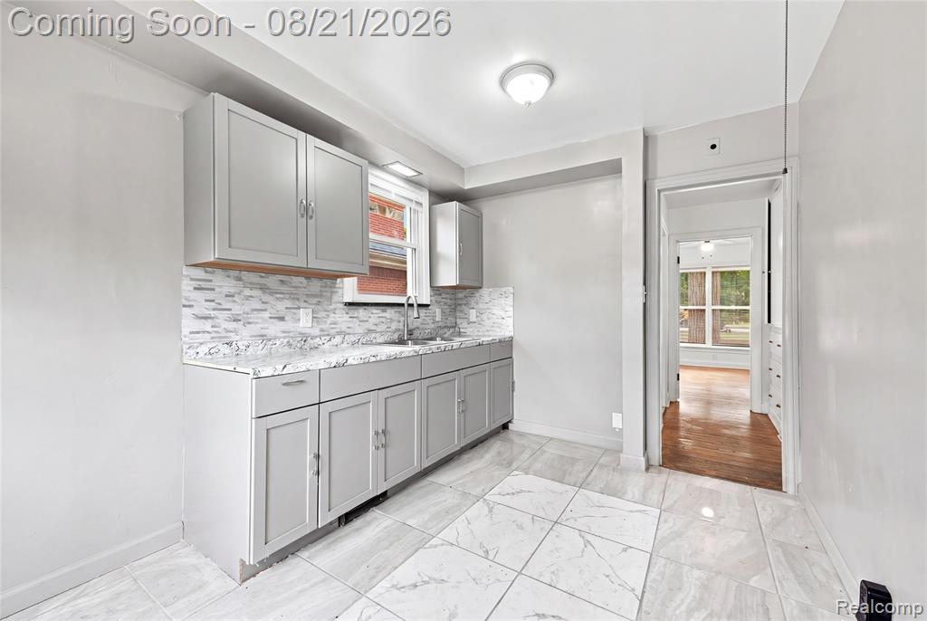 12540 E Outer Drive Property Photo 13
