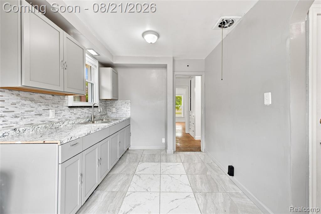 12540 E Outer Drive Property Photo 14