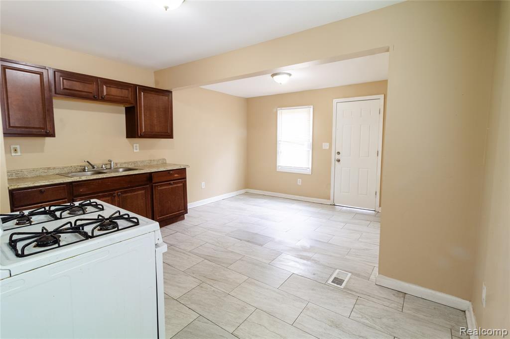 12324 Lansdowne Street Property Photo 8