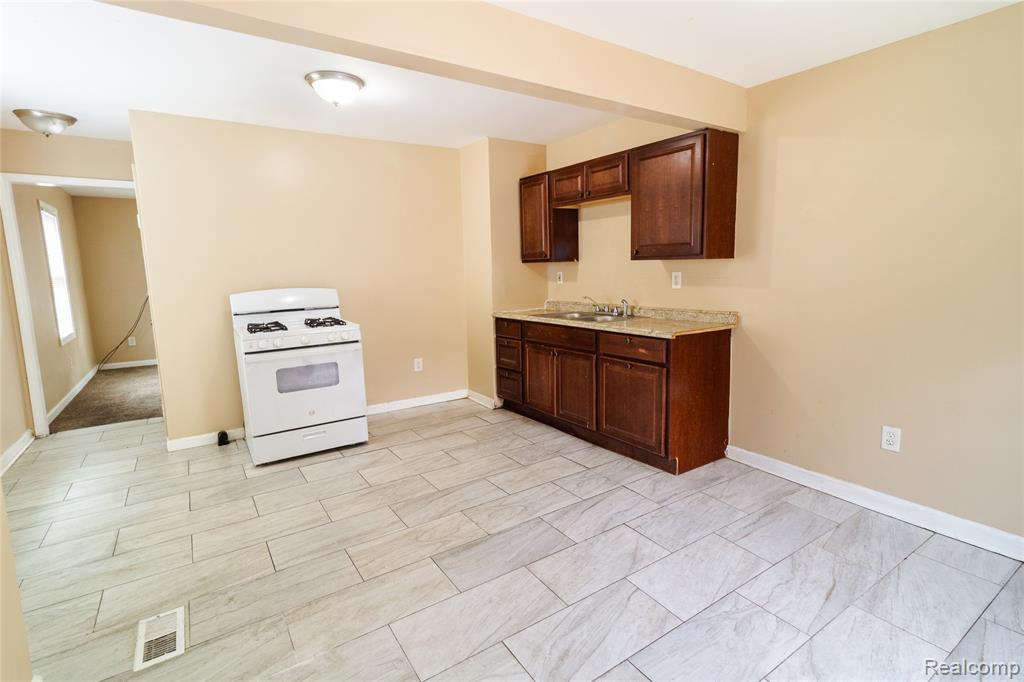 12324 Lansdowne Street Property Photo 9