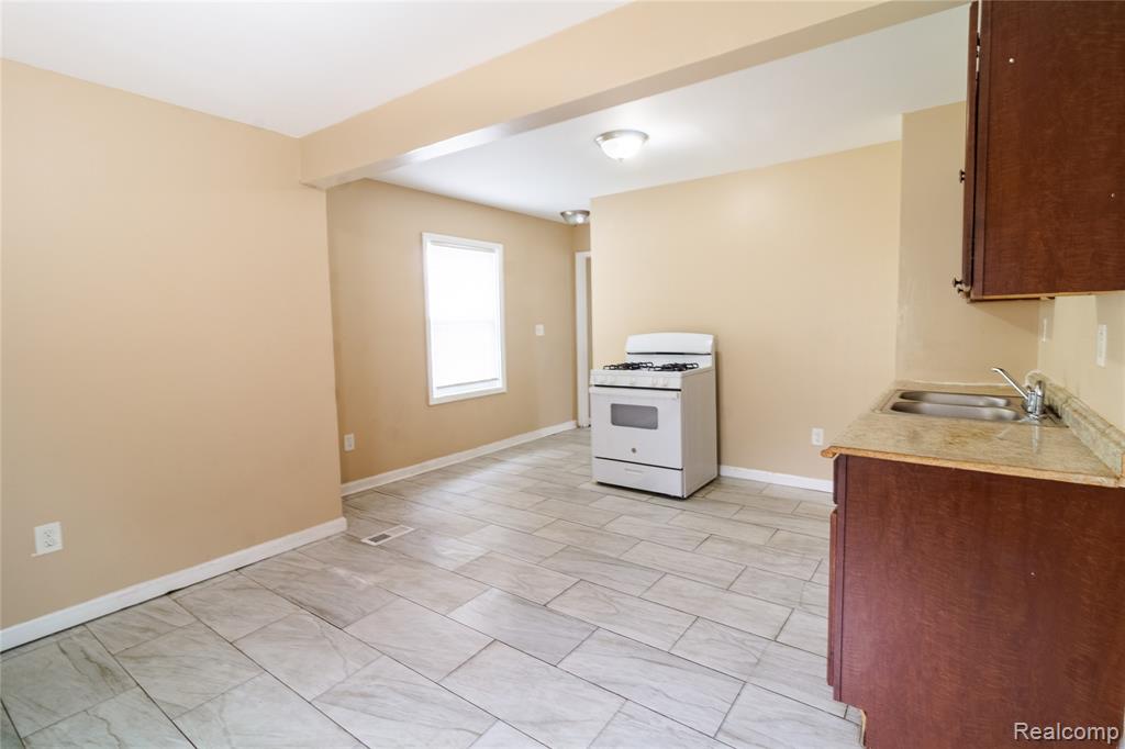 12324 Lansdowne Street Property Photo 10