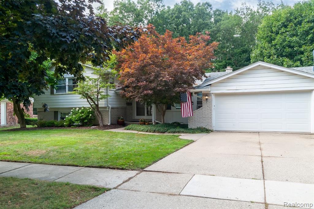 16087 Riverside Street Property Photo 1