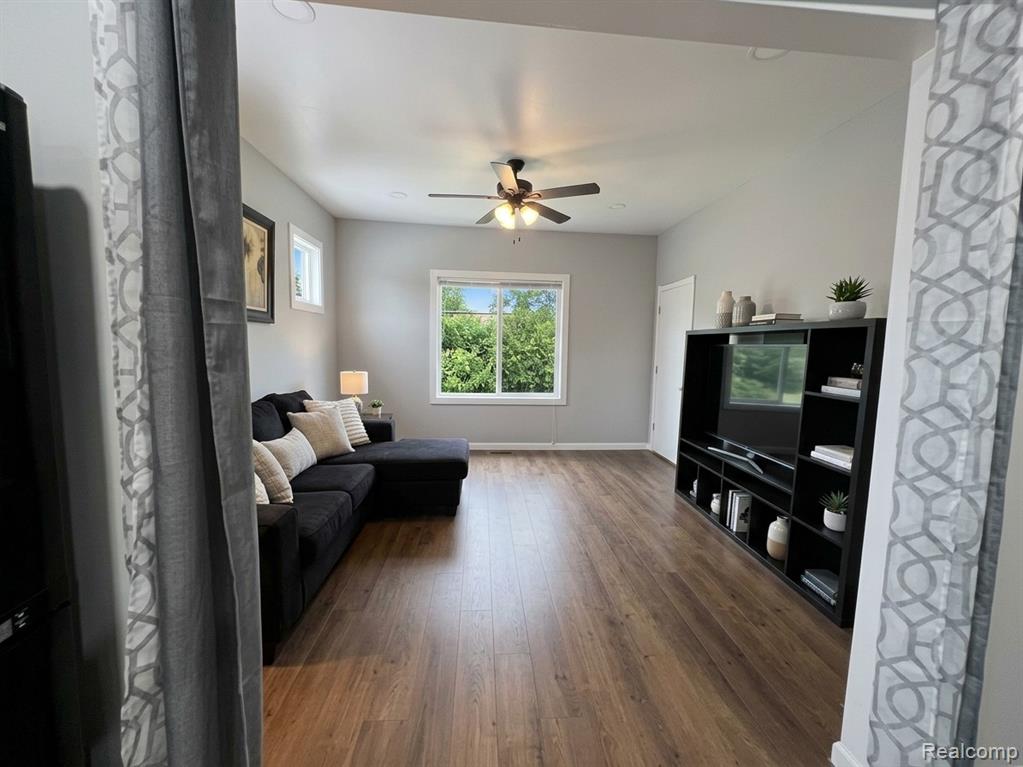15389 Dexter Street Property Photo 6