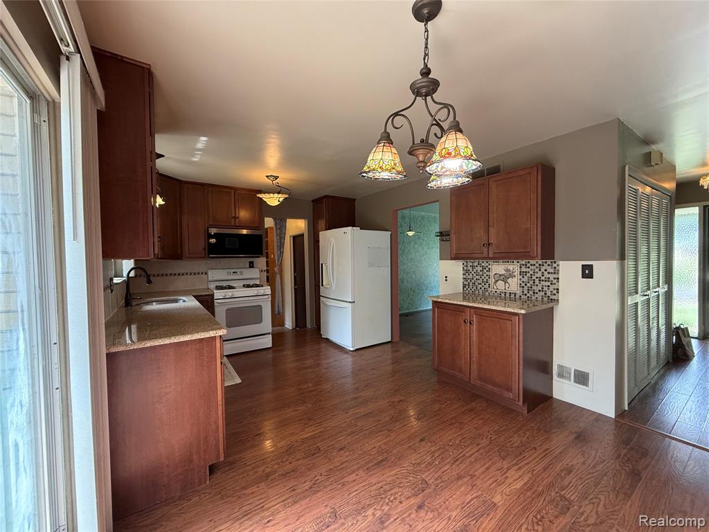 2356 Hinge Drive Property Photo 10