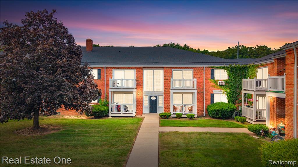 2405 Torquay Avenue Property Photo 1