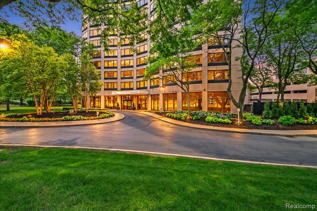 5000 Town Center Property Photo 1